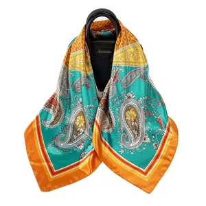 90cm Bohème-Seidentuch mit Paisley-Muster elegant drapiert über einer schwarzen Ledertasche