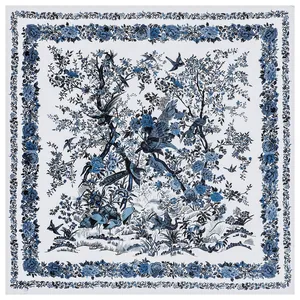 Carré de soie français avec motif floral et oiseaux bleu style Toile de Jouy élégant