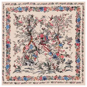 Détail d'un foulard en soie aux motifs de fleurs et d'oiseaux avec broderie orientale