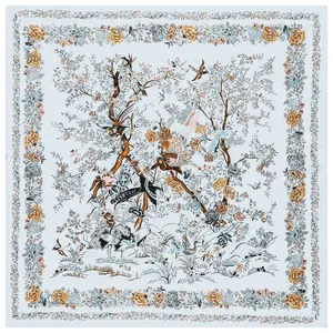 Carré de soie français 130cm avec motifs vintage d'oiseaux et roses sur fond bleu clair