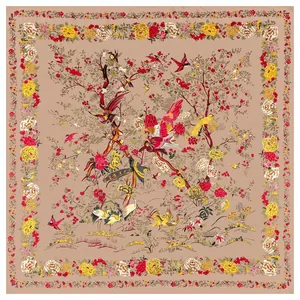 Vue détaillée d'un foulard en soie de 130cm avec motifs d'oiseaux et roses