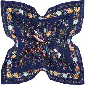Détail de roses et d'oiseaux sur un foulard carré en soie bleu marine de qualité