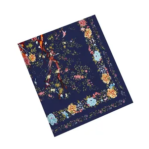 Détail de l'imprimé fleurs et oiseaux sur foulard carré en soie bleu marine
