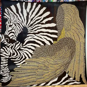Eleganter 130cm Seidenschal mit Zebra-Streifen und goldenem Flügelmuster Design
