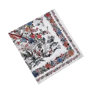 Vue détaillée du motif floral français sur ce luxueux foulard carré en soie de 130cm