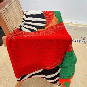 130cm Winterschal mit Feder- und Blattmuster auf einem Holzstuhl aus Kunstseide