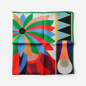 Gros plan du foulard en sergé artistique avec une finition de couture verte raffinée