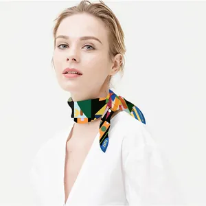 Détail d'un foulard en soie coloré à motifs géométriques avec inscription Paris