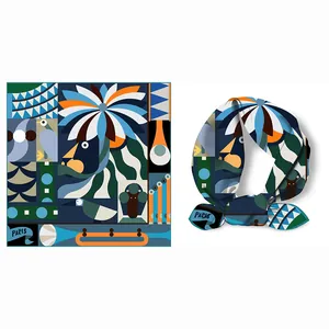 Détail d'un foulard en soie de 53cm avec imprimé animalier abstrait et motifs