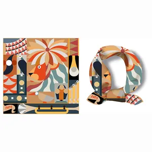 Détail d'un foulard en soie à motif cirque avec imprimés géométriques lion et oiseau style Paris