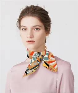 Détail d'un foulard carré de 53 cm avec motifs géométriques et inscription Paris élégante