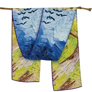 Écharpe en soie artistique avec imprimé Van Gogh suspendue sur une branche