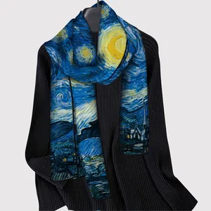 Écharpe longue en soie avec motif peinture à l'huile Nuit Étoilée de Van Gogh femme