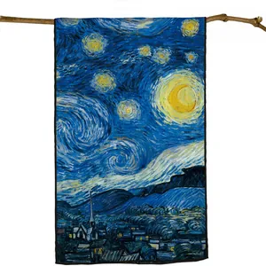 Écharpe en soie Van Gogh Nuit Étoilée 150cm suspendue à une branche en bois naturel