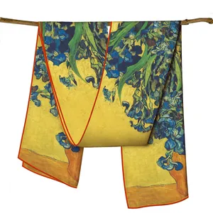 Écharpe en soie Iris de Van Gogh 150 cm suspendue sur corde avec fond jaune vif