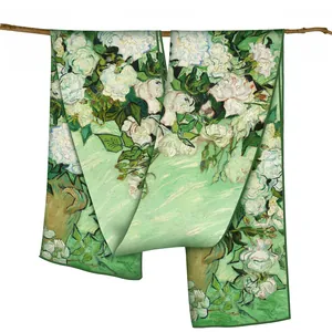 Détail de la peinture de roses de Van Gogh sur un foulard en soie verte drapé sur une branche