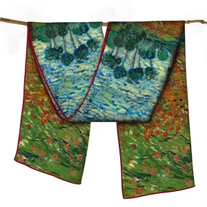 Détail d'une longue écharpe en soie style Van Gogh avec imprimé cyprès éclatant