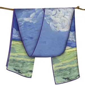 Détail d'une écharpe en soie style Van Gogh drapée sur une branche aux motifs bleus