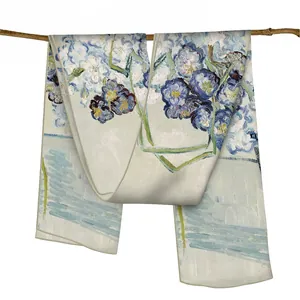 Détail du motif peinture Van Gogh Irises sur la texture douce d'un foulard en soie