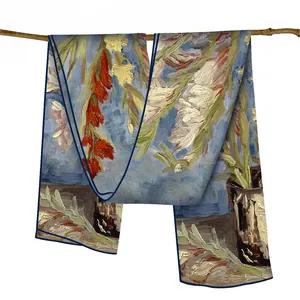 Détail d'une écharpe en soie style Van Gogh avec motifs floraux vibrants sur branches