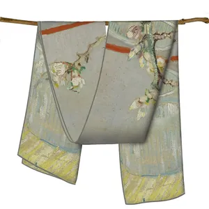 Détail de l'écharpe Van Gogh Amandier montrant le motif artistique et la texture en soie
