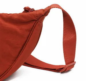 Detalle de costuras reforzadas y cremallera en el bolso bandolera de oxford impermeable