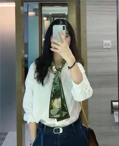 Sciarpa stretta in seta stile Van Gogh con fiori di rosa abbinata a camicia bianca