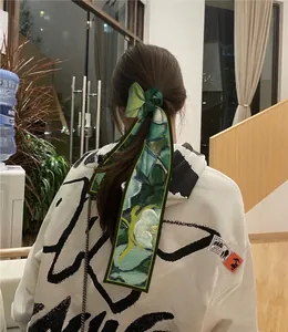 Fascia per capelli in seta stile Van Gogh con stampa floreale bianca su tessuto verde