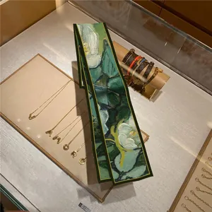Sciarpa di seta stile Van Gogh con fiori gialli drappeggiata su espositore gioielli