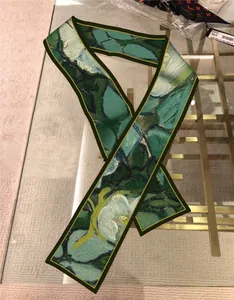 Dettaglio di una sciarpa in seta con stampa floreale pittura a olio verde e teal