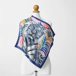 Pañuelo cuadrado de seda con estampado de tigre y ondas de colores sobre un maniquí
