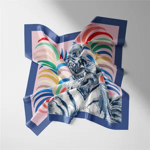 Detalle de pañuelo de seda con estampado artístico de tigre y motivos de plumas de colores