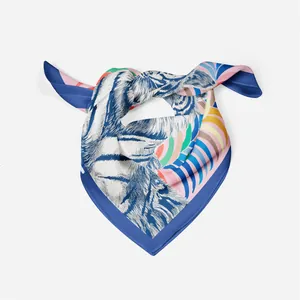 Primer plano detallado del pañuelo de seda con estampado de tigre y rayas de colores