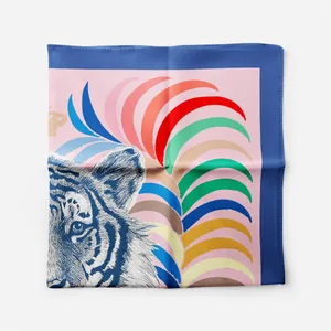 Vista detallada de un pañuelo de seda con un diseño artístico de cabeza de tigre azul