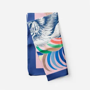 Detalle de elegante pañuelo de seda cuadrado con estampado animal artístico y rayas de colores