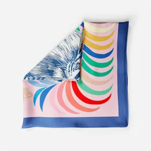 Vista detallada del pañuelo de seda de 53cm con borde azul y patrones artísticos rosas