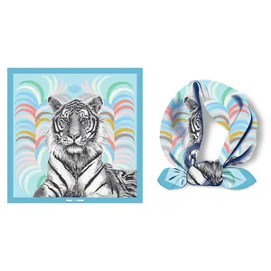 Detalle de pañuelo de seda con estampado de tigre y texto Paris en estilo anudado