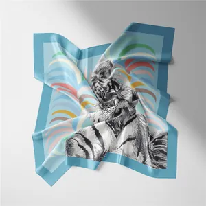 Detalle de pañuelo de seda con boceto de tigre y motivos de media luna coloridos