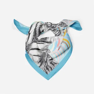 Detalle de bufanda de sarga con estampado de tigre, bordes azules y plumas