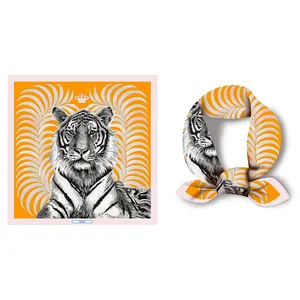 Detalle de un pañuelo de seda naranja de 53cm con estampado de tigre y letras Paris
