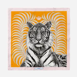 Detalle de un pañuelo de seda cuadrado con un tigre en blanco y negro con una corona