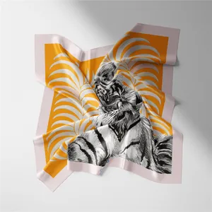 Detalle de pañuelo de seda con estampado de tigre, borde naranja y dobladillo