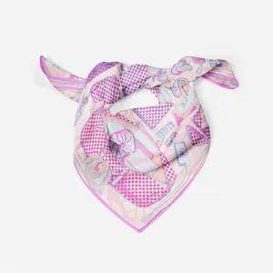 Dettaglio di un foulard in seta da 53 cm stile francese con scacchiera rosa e motivi