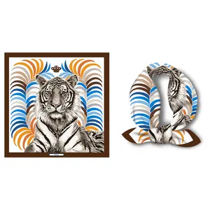 Detalle de un pañuelo cuadrado de 53cm de seda con diseño de tigre y texto Paris