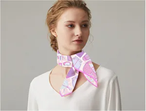 Dettaglio di foulard in seta rosa e viola con motivi geometrici annodato al collo