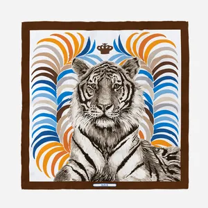 Detalle de pañuelo de seda con estampado de tigre, corona real y diseño París