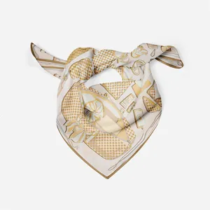 Dettaglio del foulard in seta 53cm con motivo a scacchi e moderne illustrazioni di moda