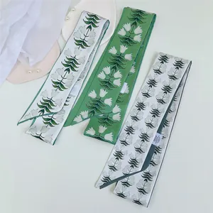 Pañuelo de seda verde de 130cm con patrón de tulipanes blancos en bandeja decorativa