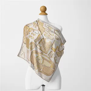 Dettaglio foulard in seta 53cm con stampa a tema viaggio e motivo beige