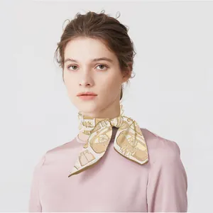 Foulard stile francese 53cm beige in seta con motivi eleganti indossato da modella